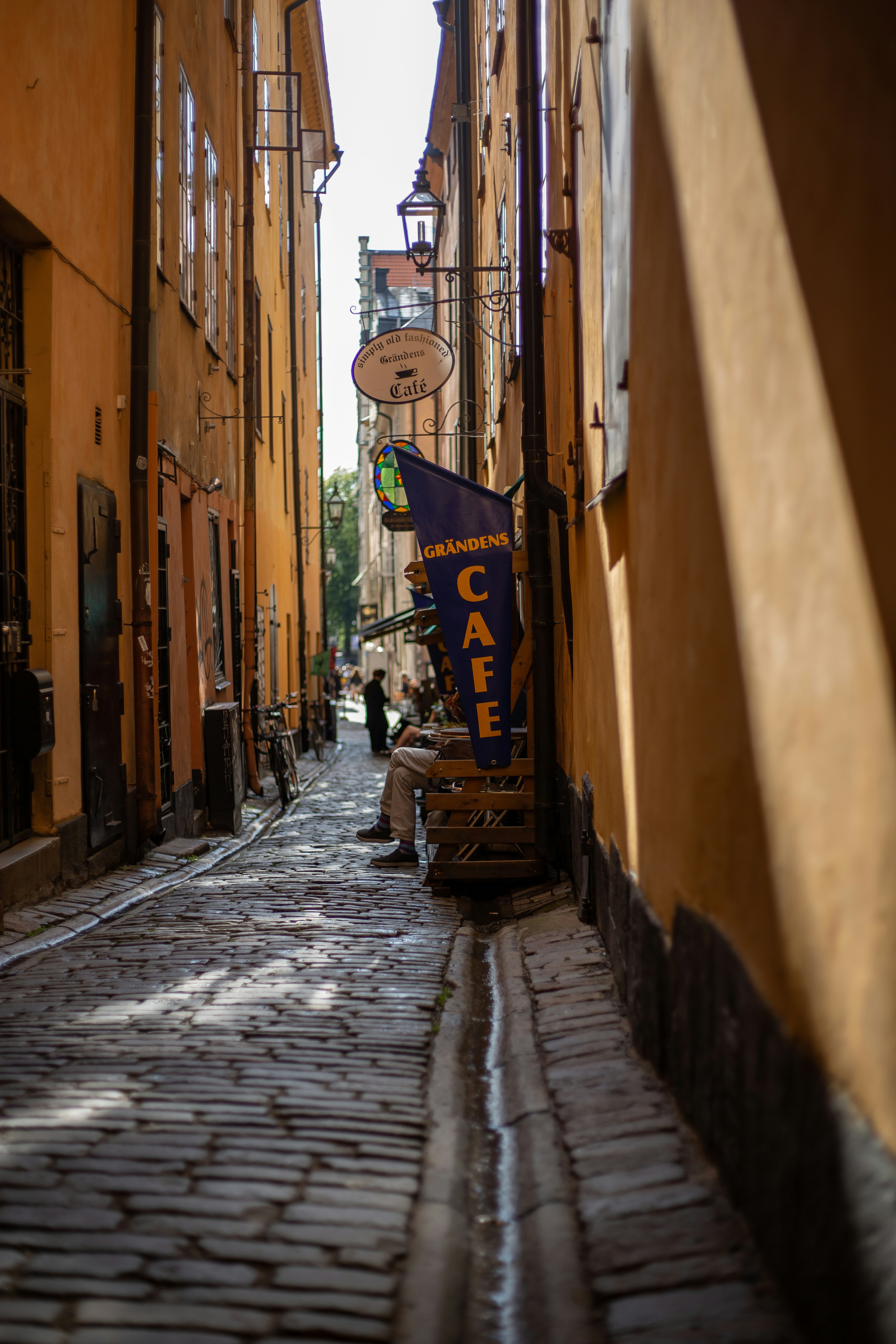 Foto de enfoque superficial de personas en la calle durante el día