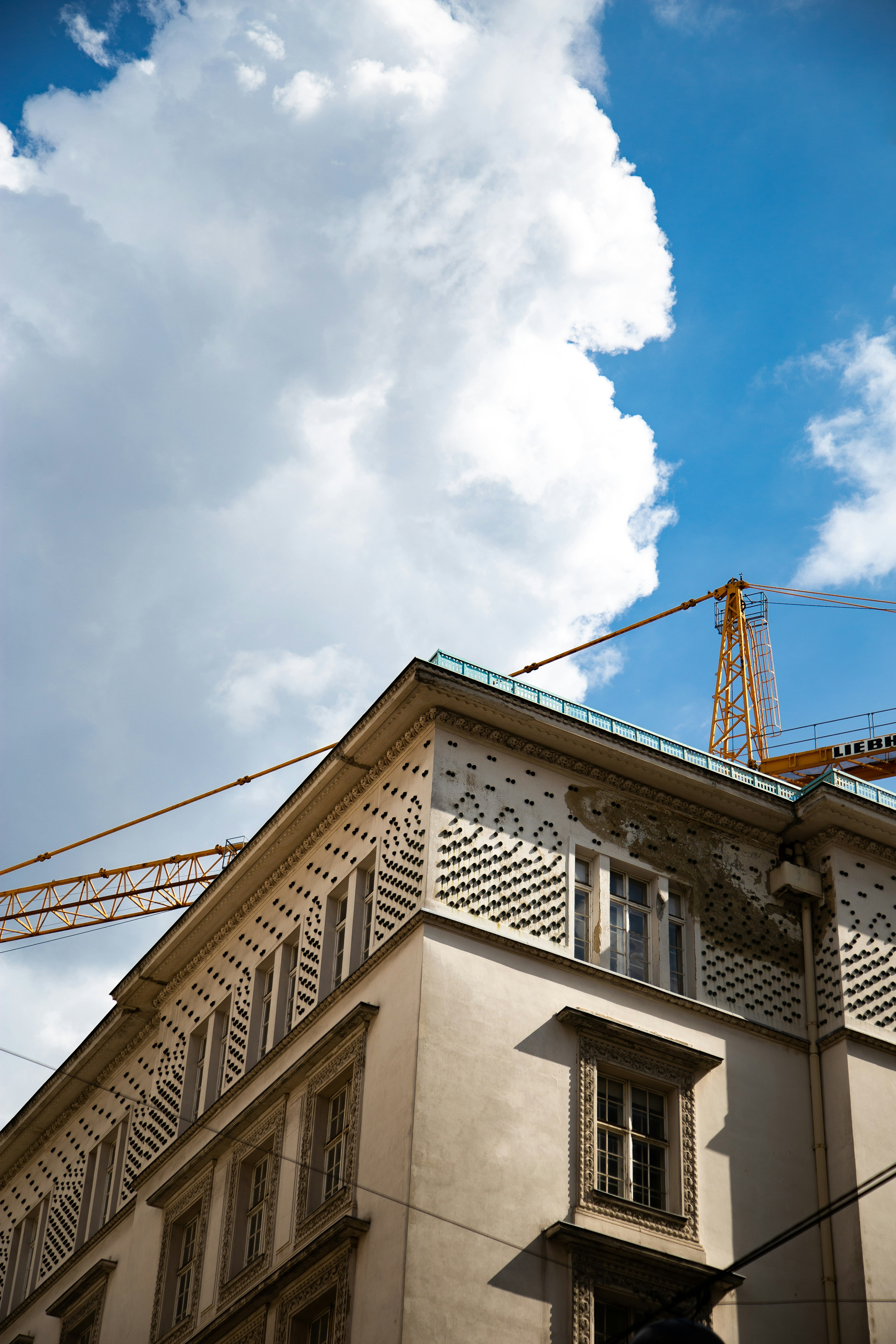 Edificio de hormigón beige