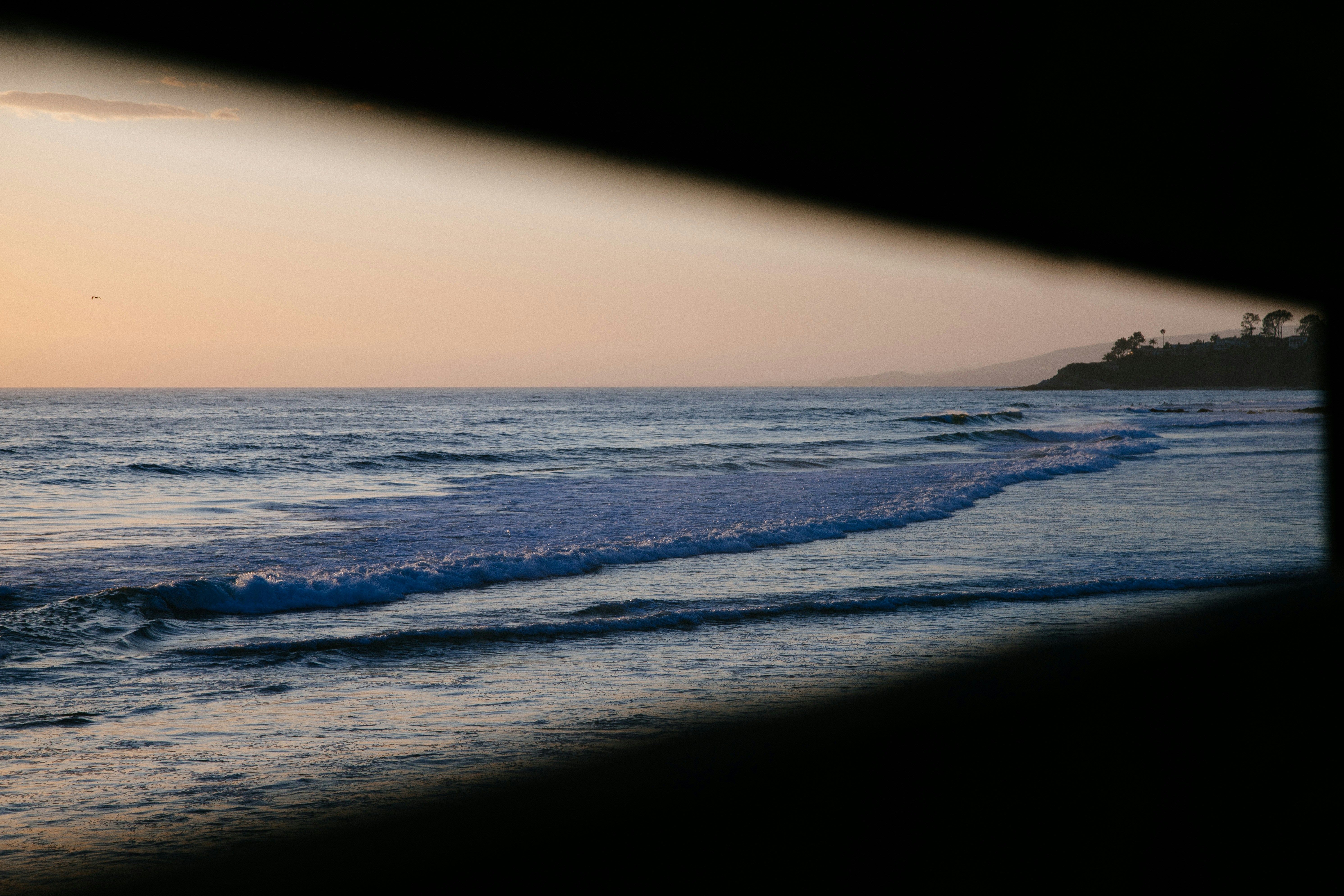 landscape photography of waves splashing on seashore