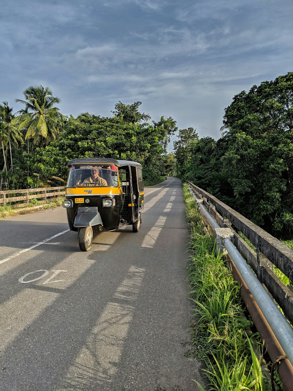 yellow and black auto rickshaw