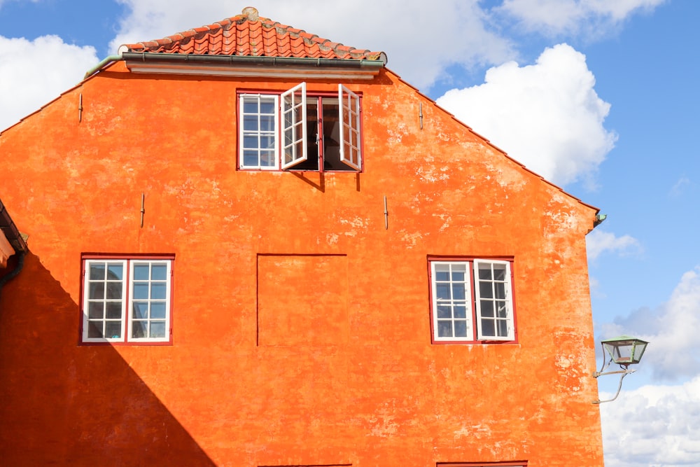 Edifício laranja com janelas abertas