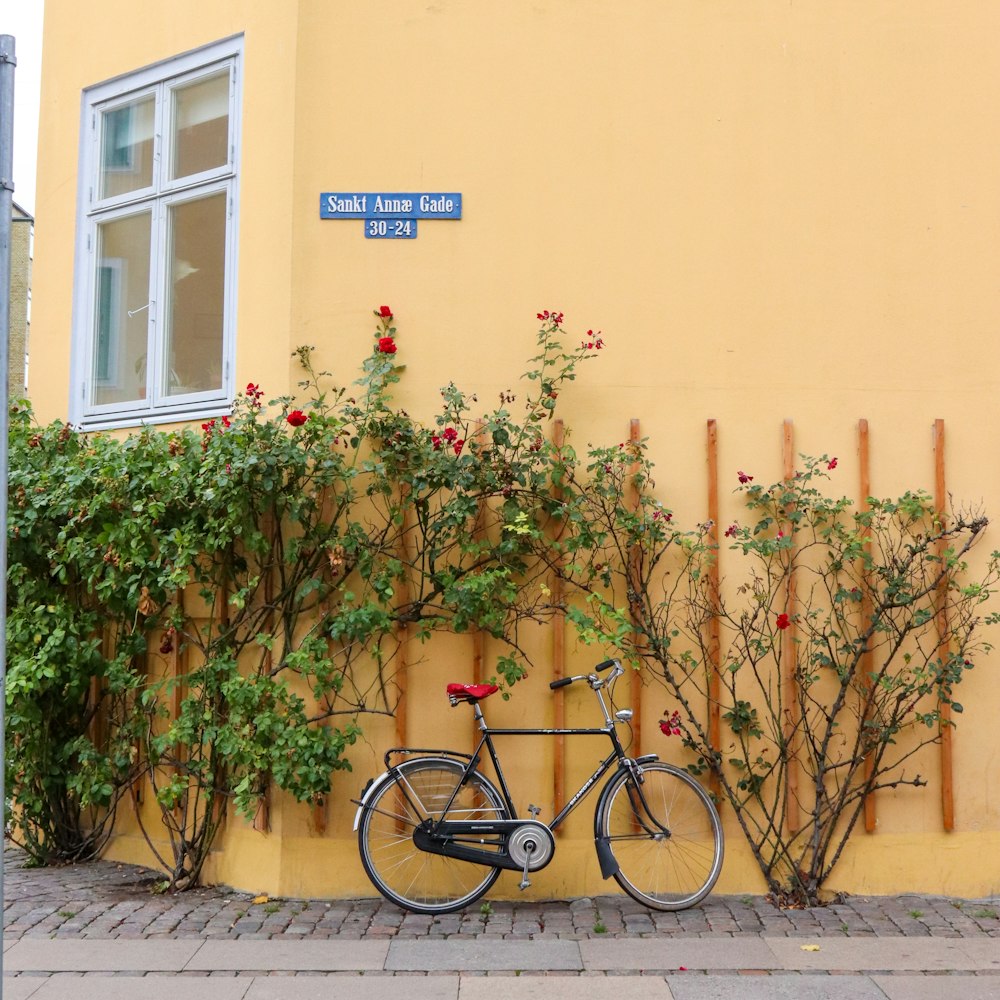 vélo garé près des plantes