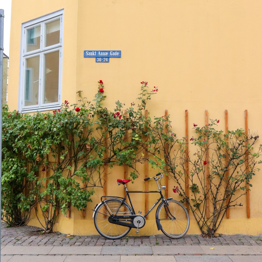 bicicleta estacionada perto de plantas