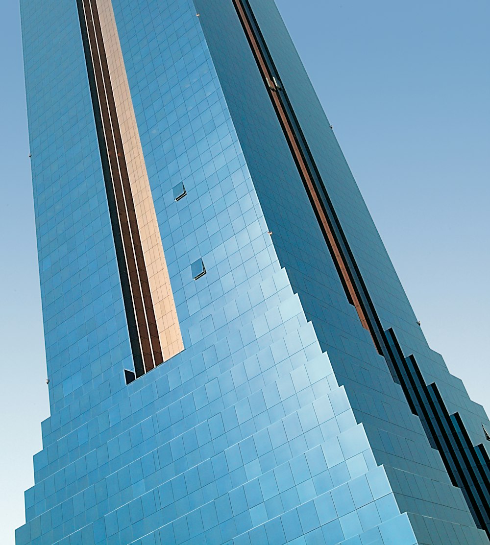 파란색 유리 벽으로 둘러싸인 고층 타워 건물