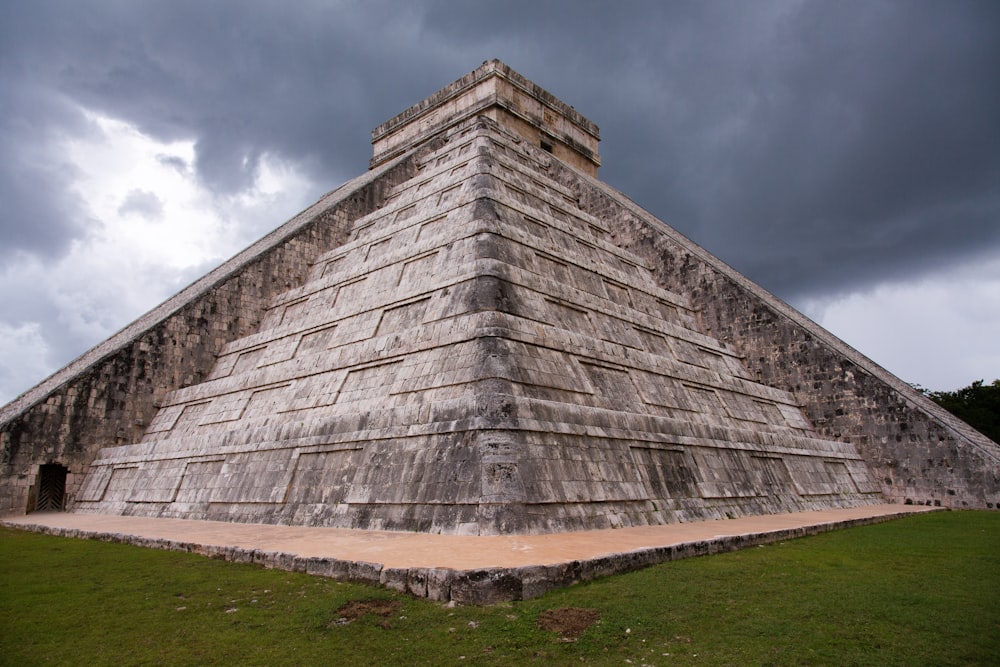 Chichen Itza sotto un cielo grigio