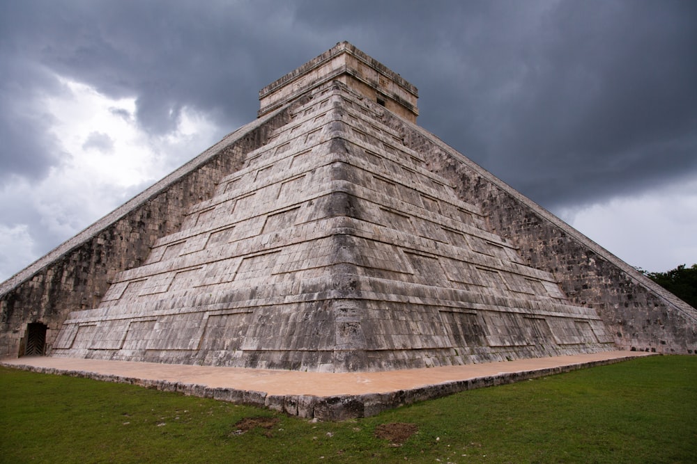 Chichén Itzá unter grauem Himmel