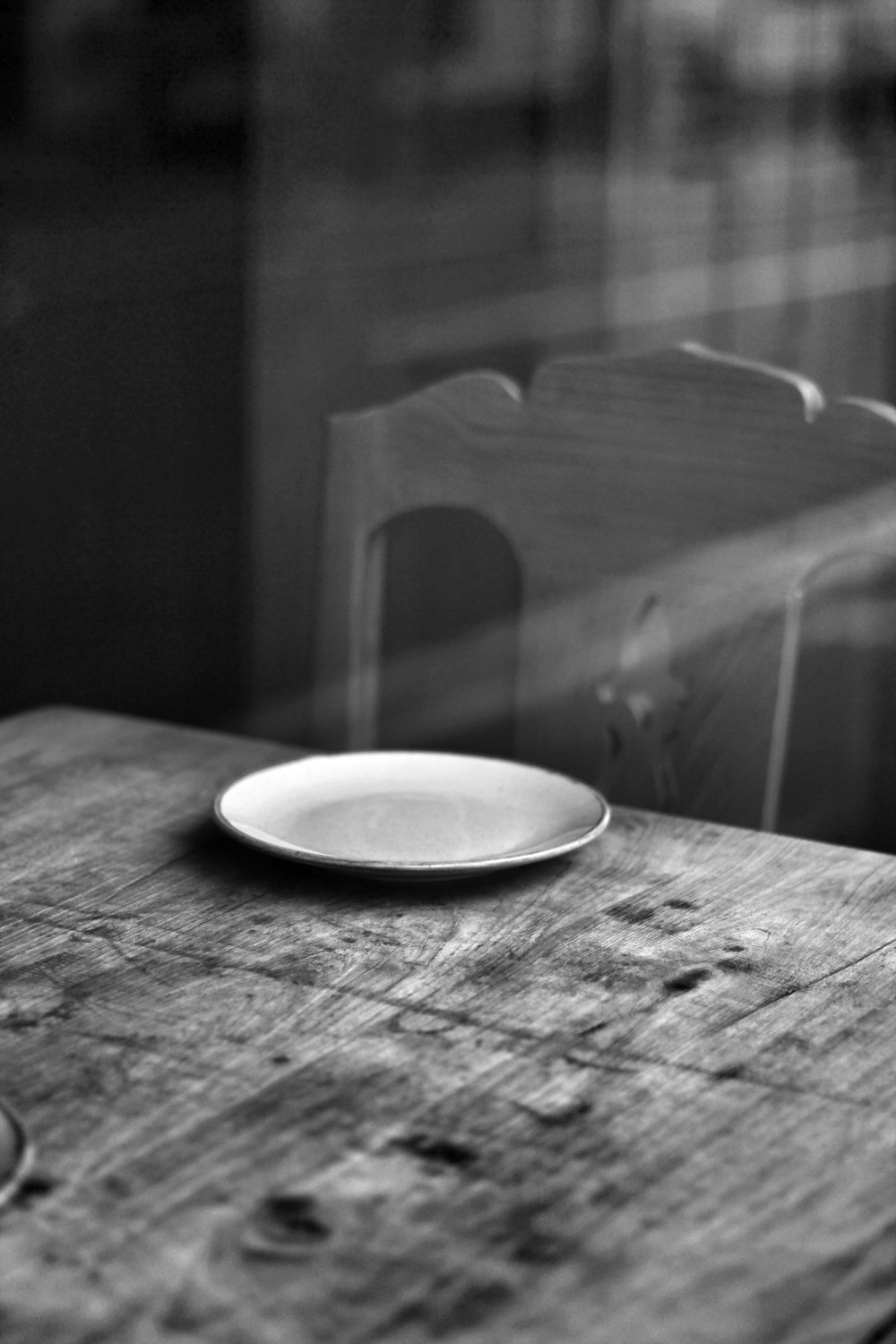 テーブルの上の丸皿