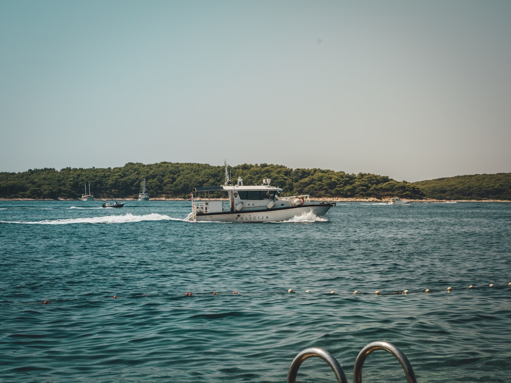 Weißes Motorboot auf dem Meer