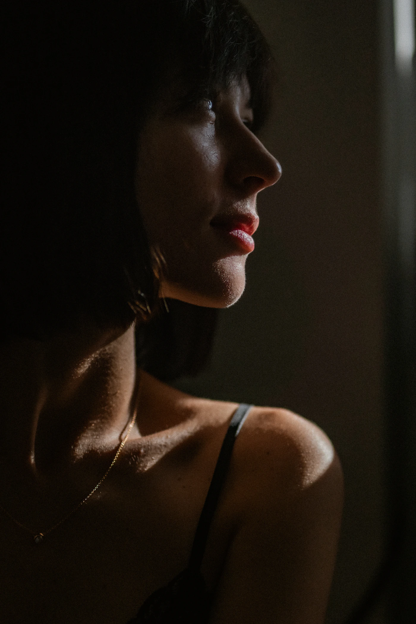 Perfil facial sereno con luz natural cálida, que ilustra la armonía del rostro tras una cirugía de nariz en Cali