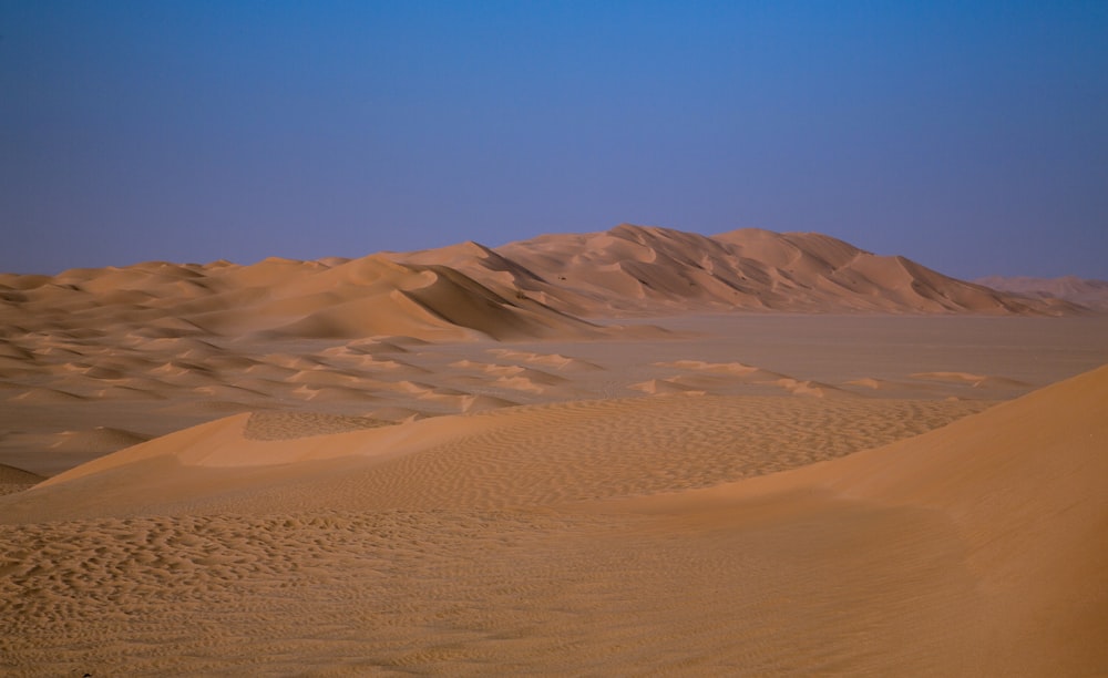 Campo de areia marrom durante o dia