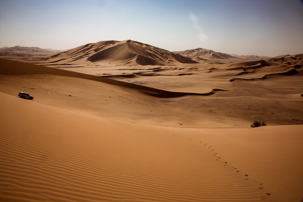 Deserto marrone durante il giorno