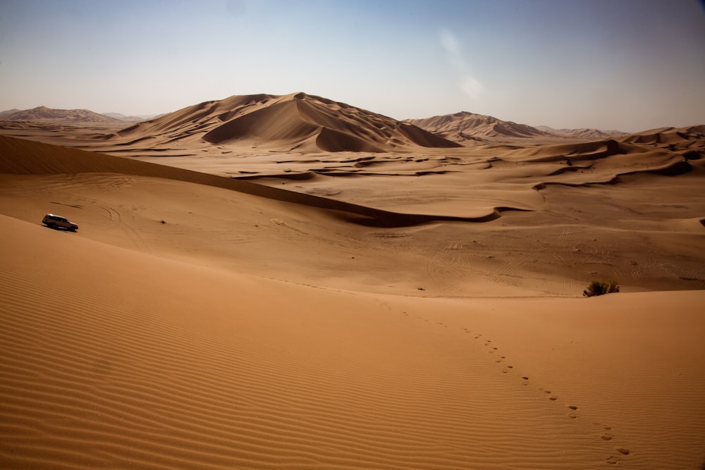 Deserto marrom durante o dia