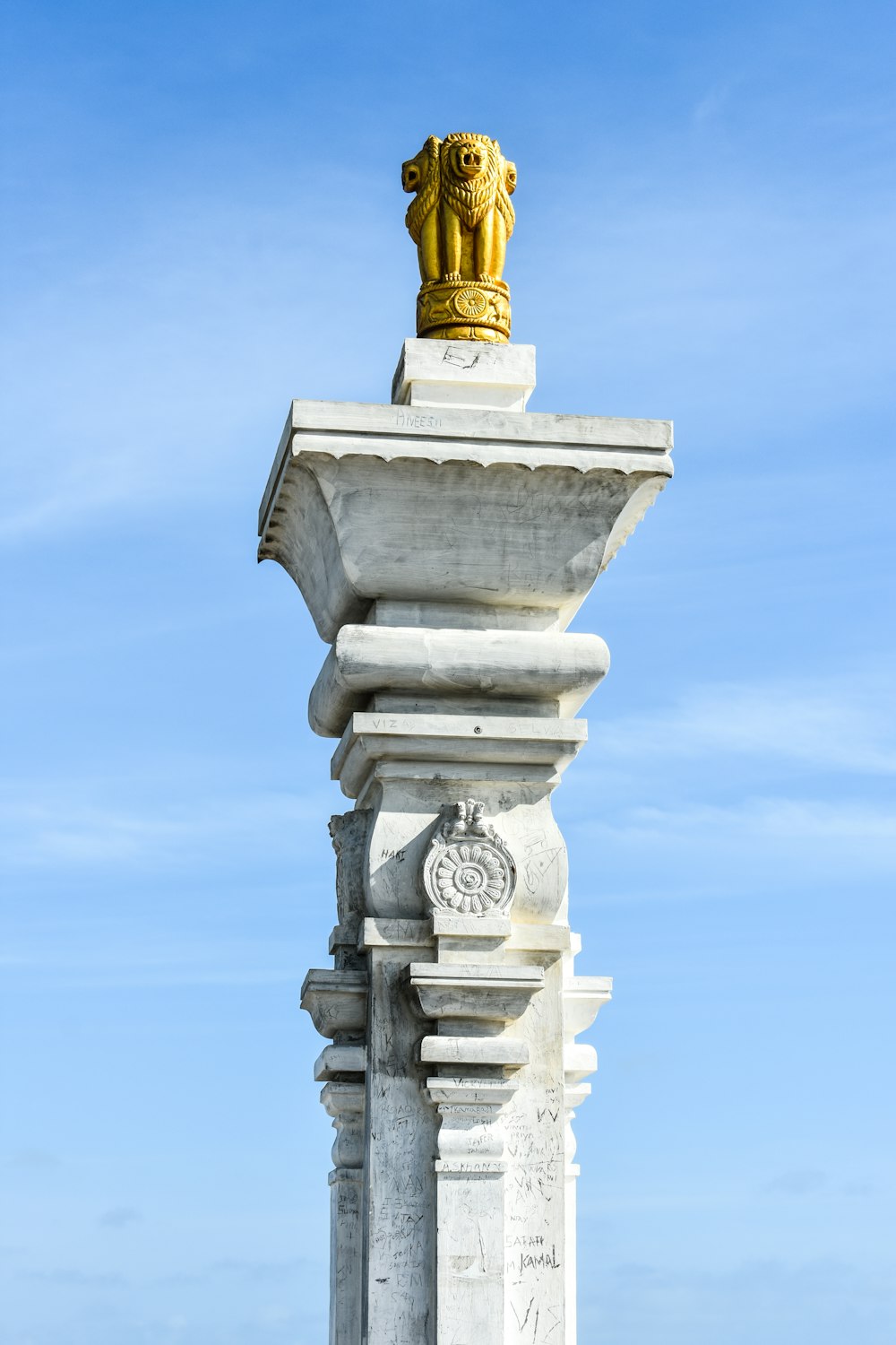 Soporte de hormigón blanco con estatua de león durante el día