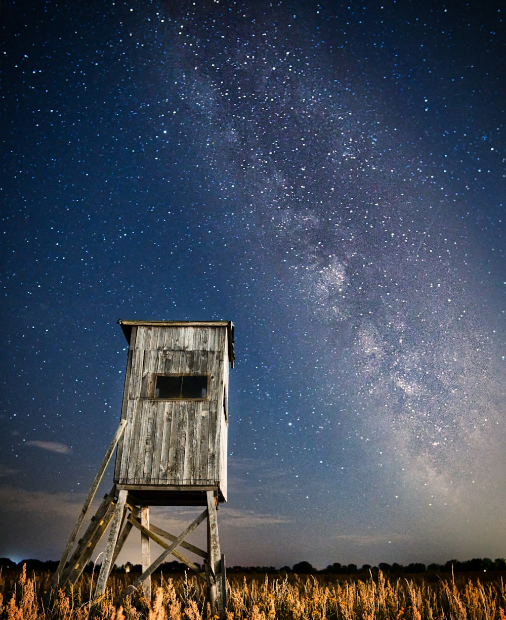 braunes Holzhaus unter schwarzem Himmel