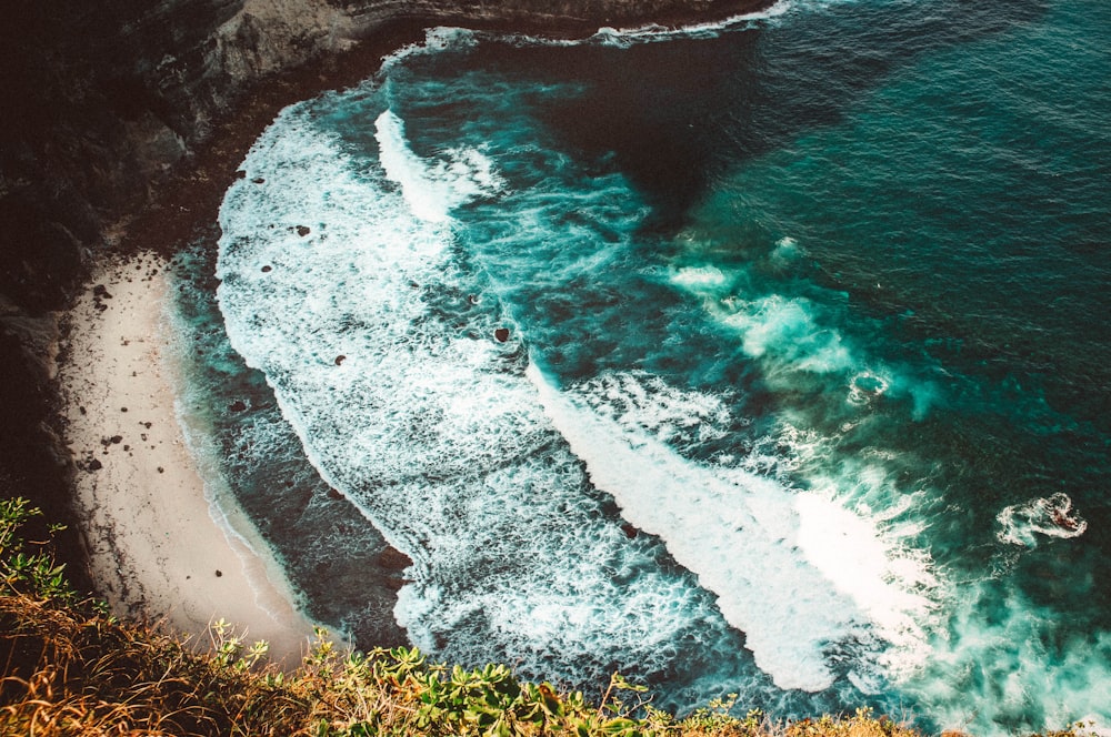 Foto de ángulo alto del agua de la isla y el océano