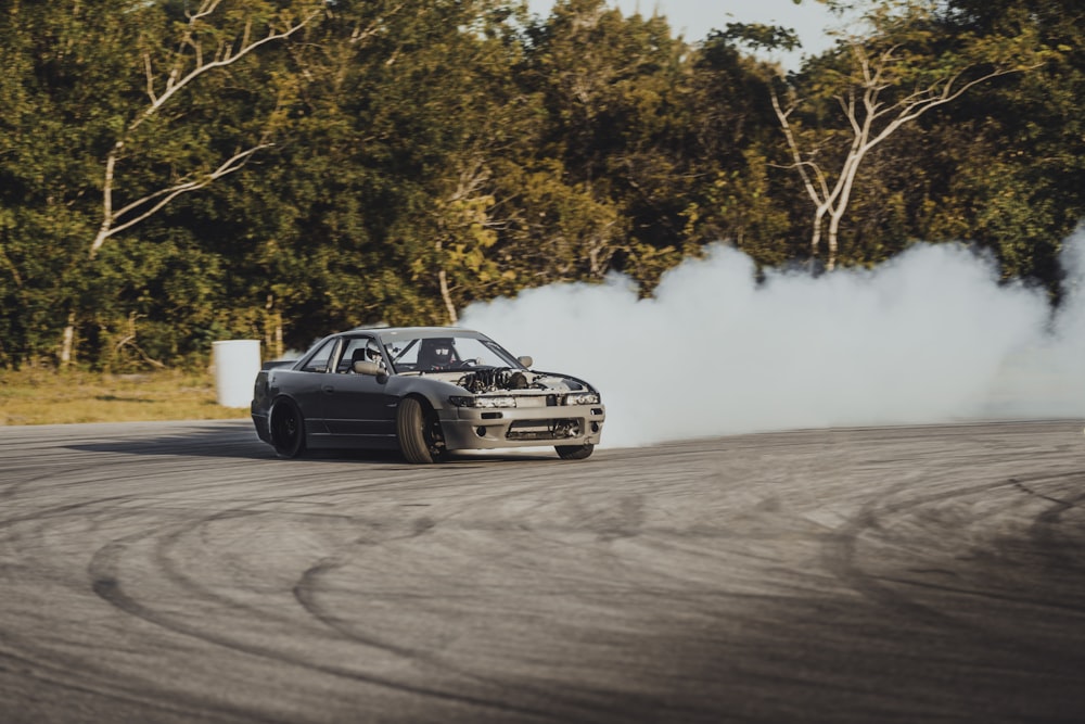 fotografia time-lapse de um carro à deriva