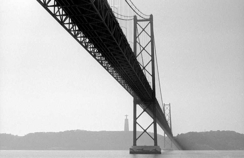 monochrome image of Ponte 25 de Abril