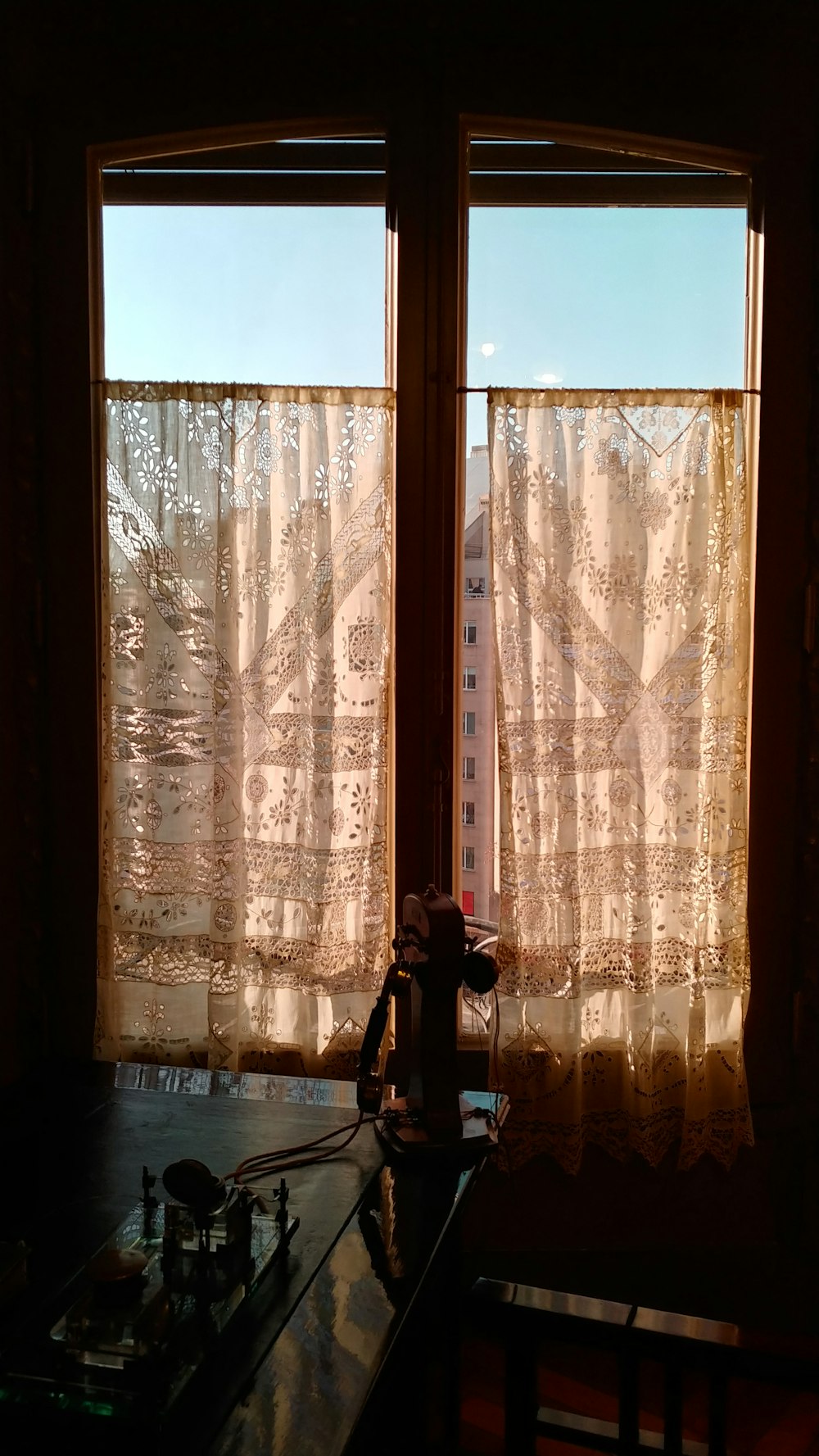 cortina de ventana marrón