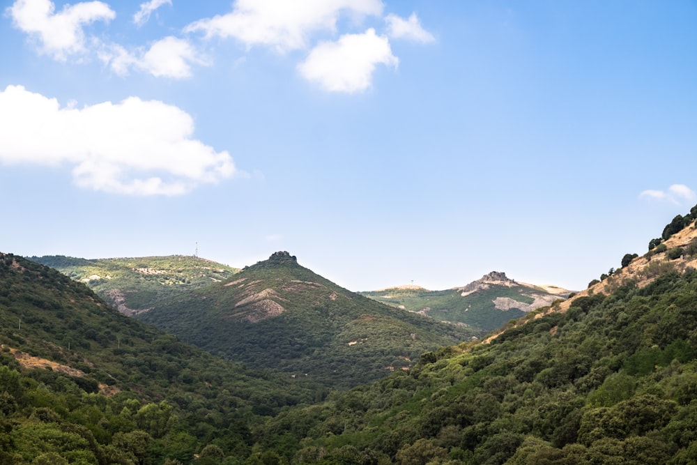 montagnes sous un ciel nuageux