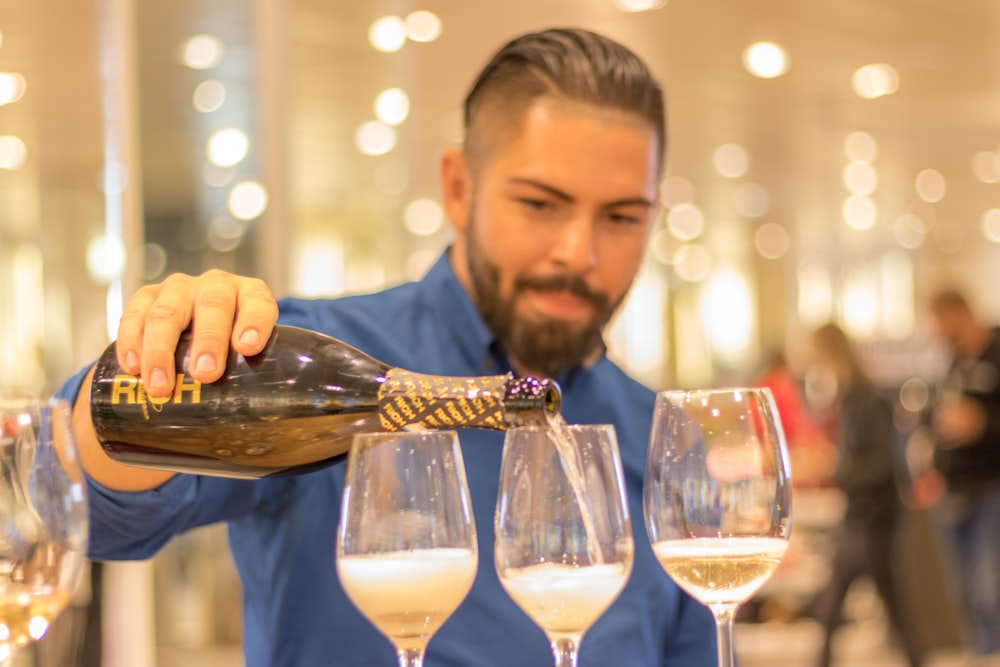 homme versant du vin dans un verre à vin