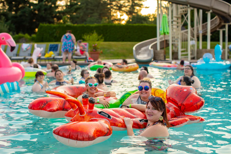 Grupo disfrutando de la piscina