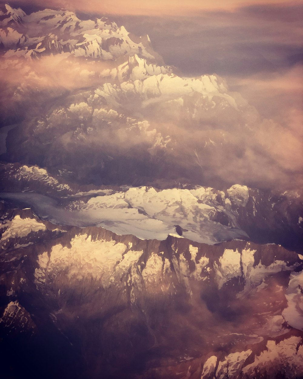 fotografia aérea da cordilheira coberta de neve durante o dia