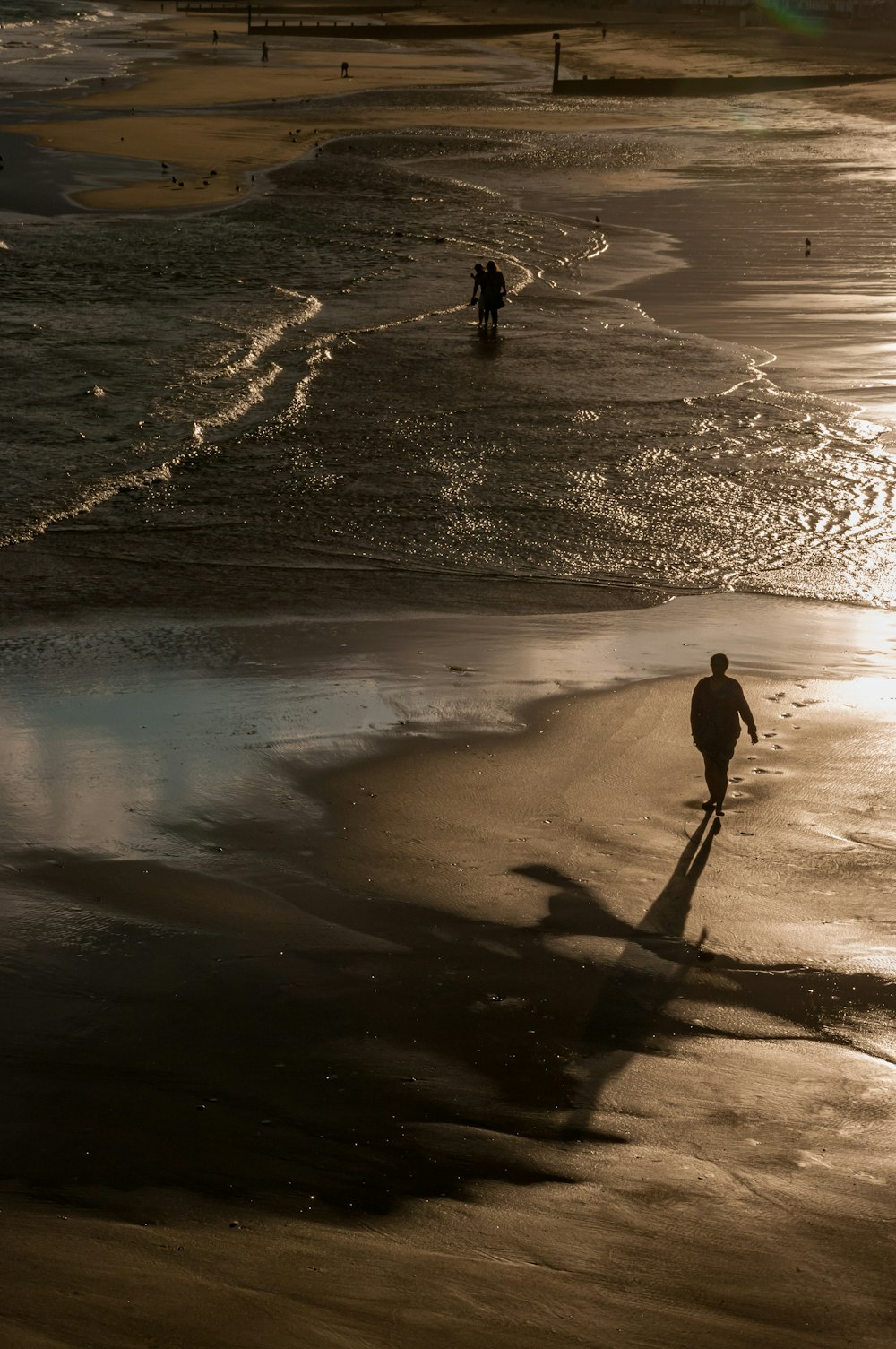 pessoa em pé na costa durante o dia \