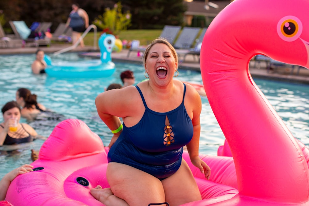 Foto de mujer en flotador rosa – Imagen gratuita Piscina en Unsplash