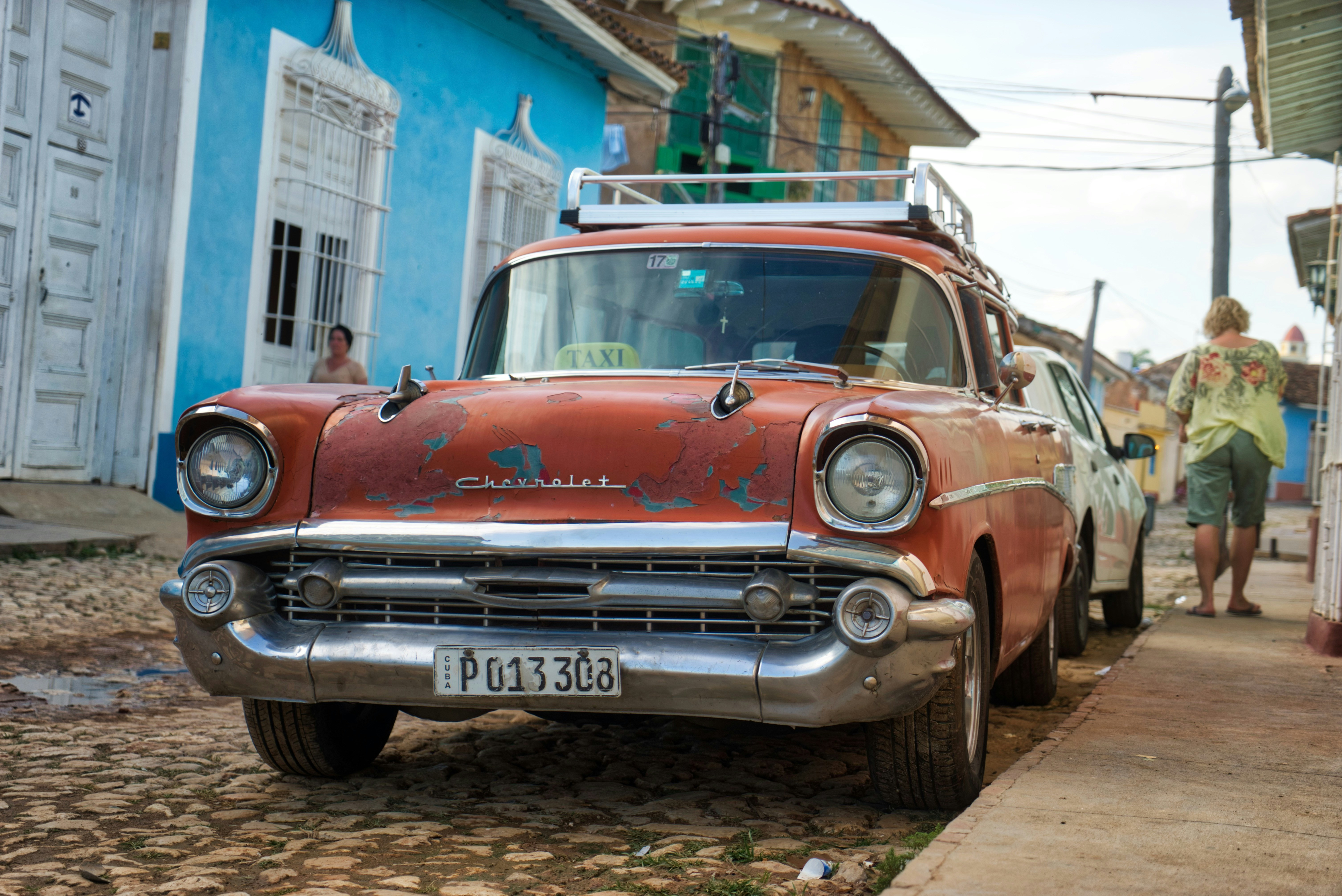 Véhicule rouge pendant la journée