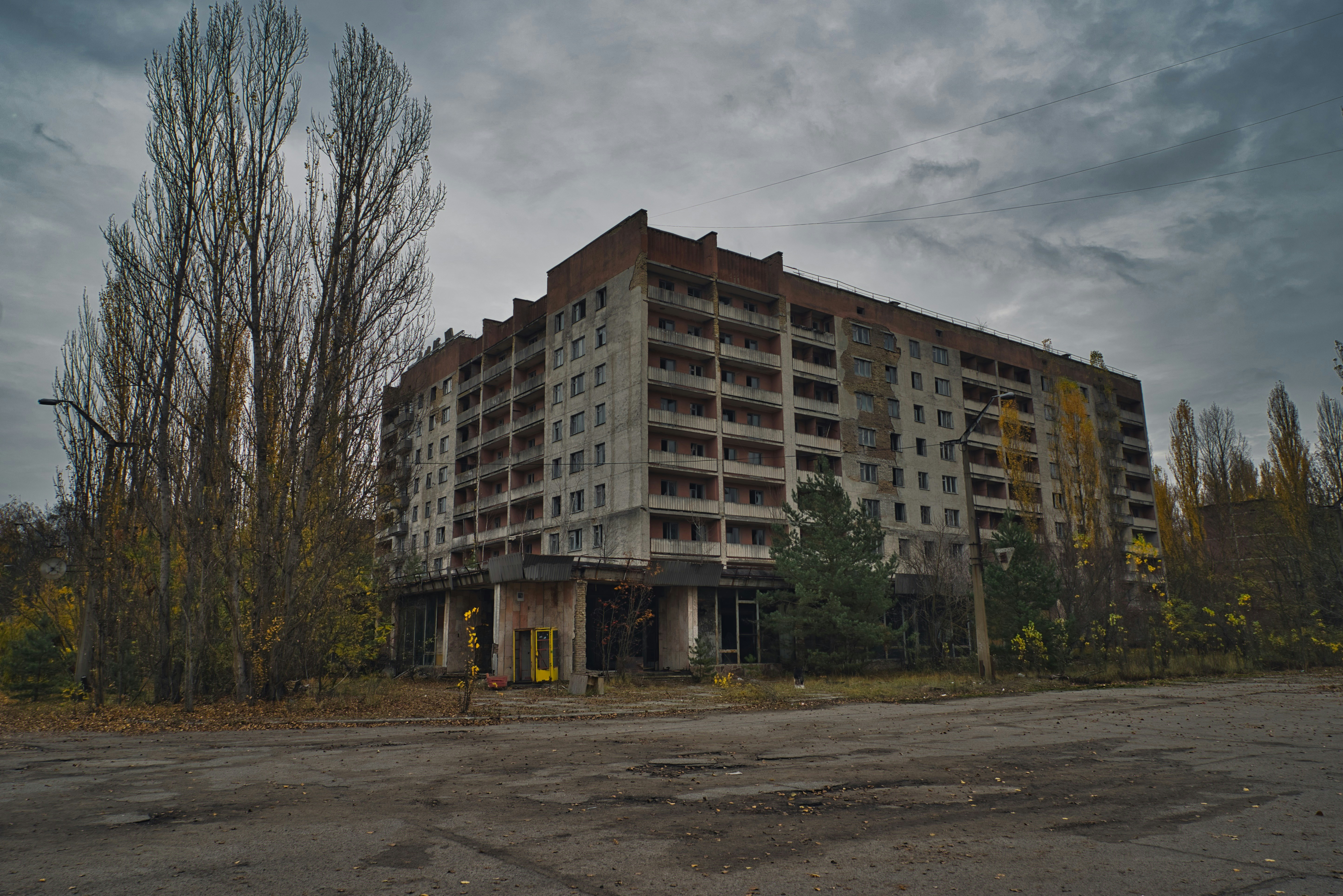 Bâtiment en béton gris
