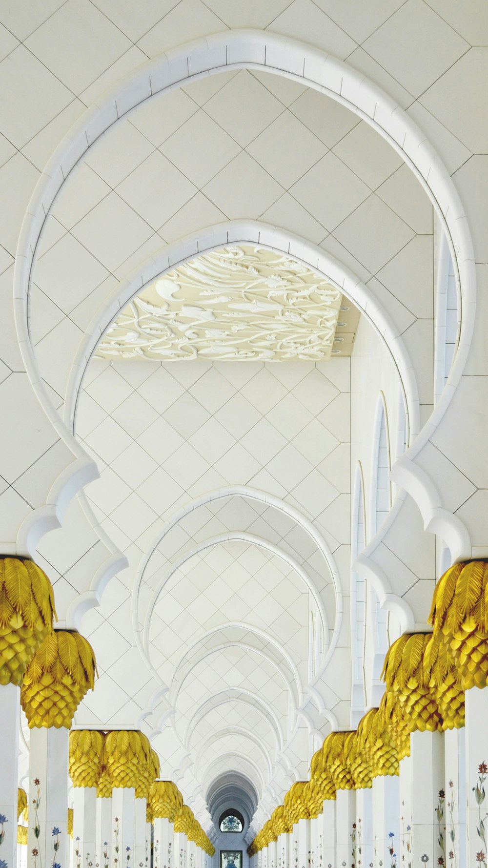 Interior de la iglesia blanco y dorado