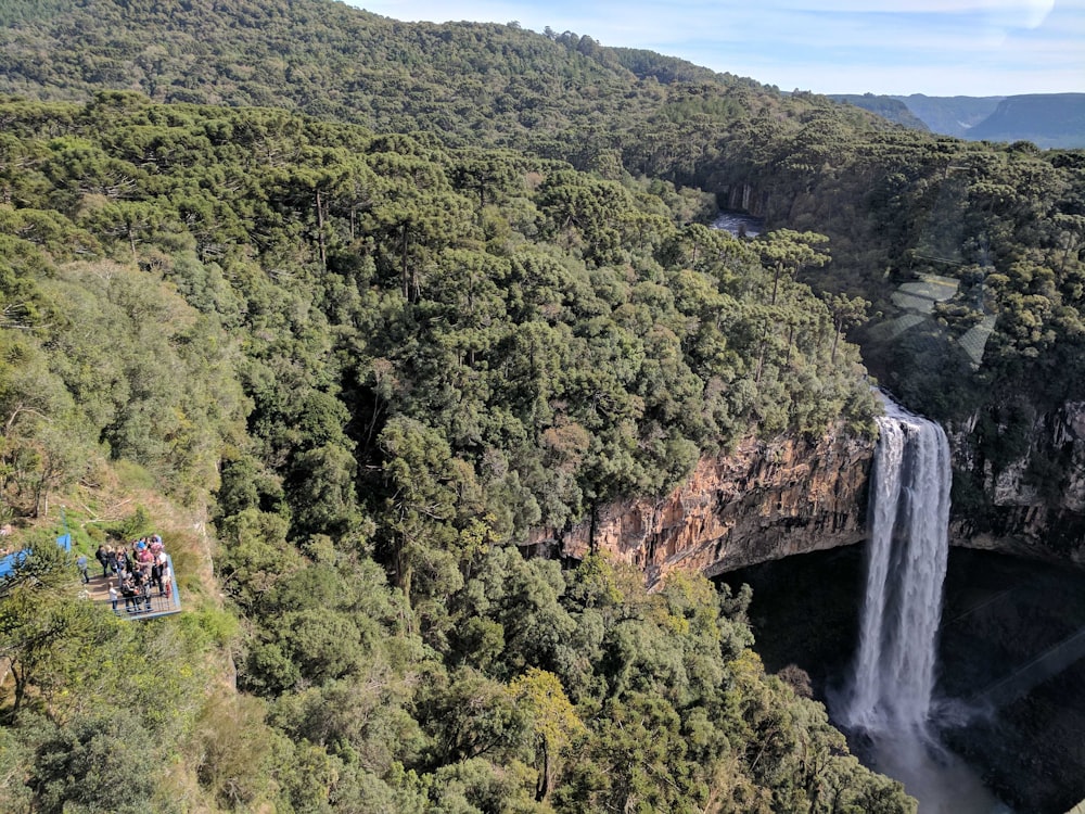 Vue aérienne des chutes d’eau pendant la journée