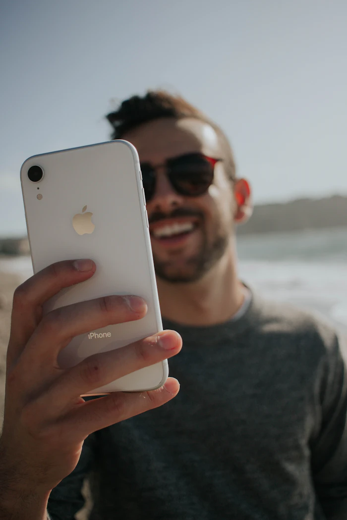 Mains qui partagent une invitation sur téléphone
