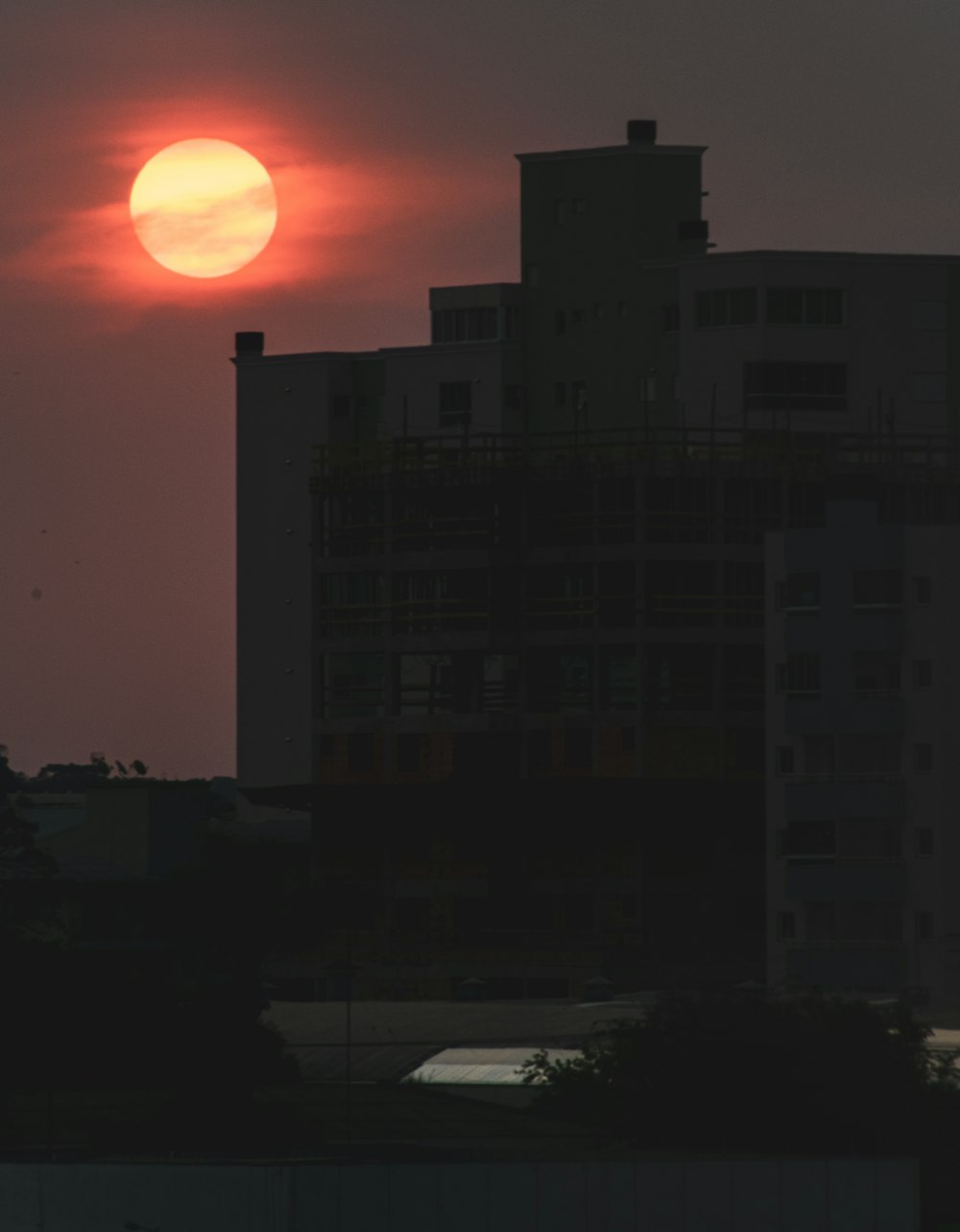 Die Sonne geht über einer Stadt mit hohen Gebäuden unter