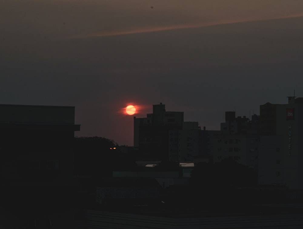 Die Sonne geht über der Skyline einer Stadt unter