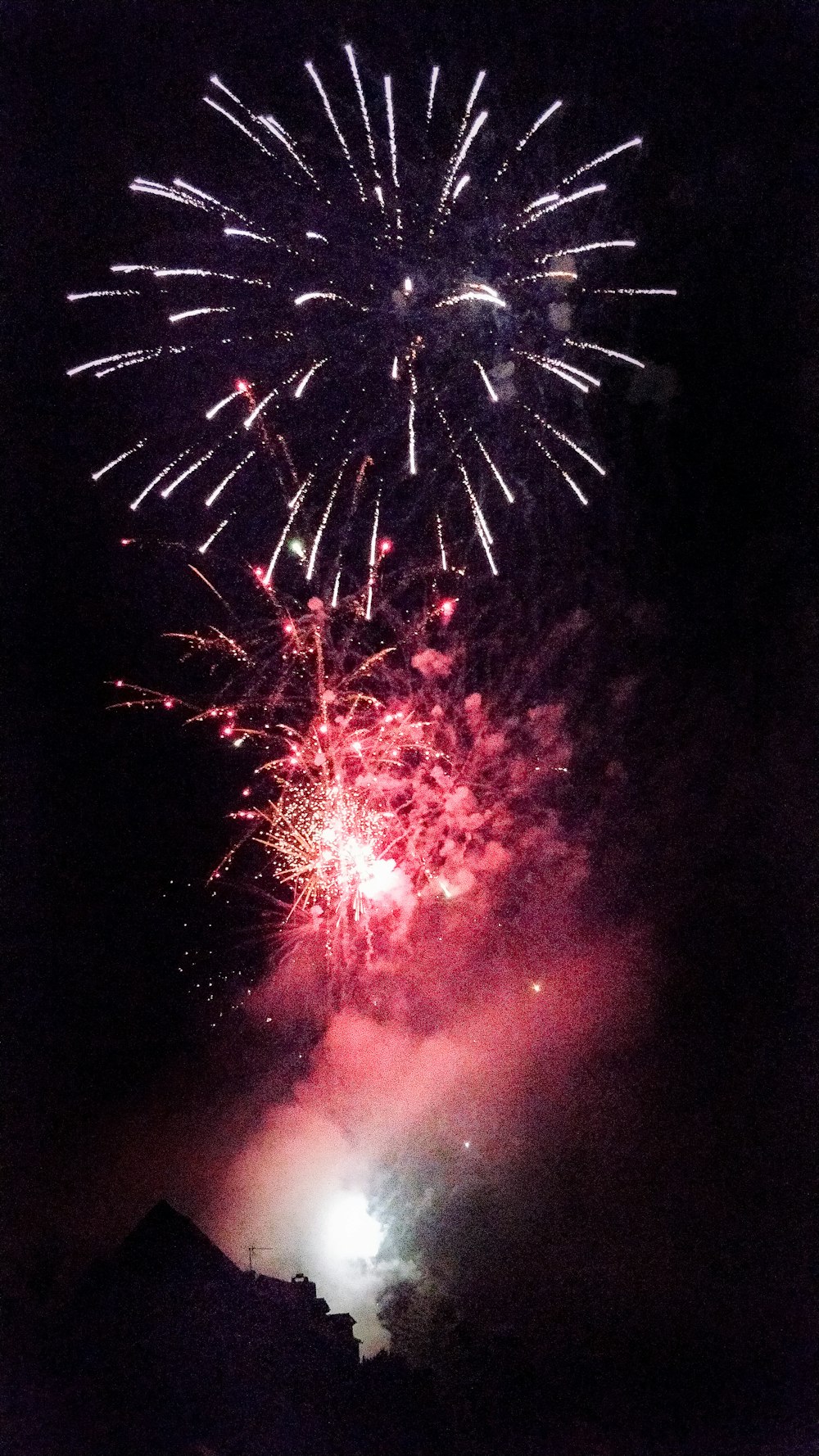 Fotografia a lunga esposizione di fuochi d'artificio rossi e bianchi