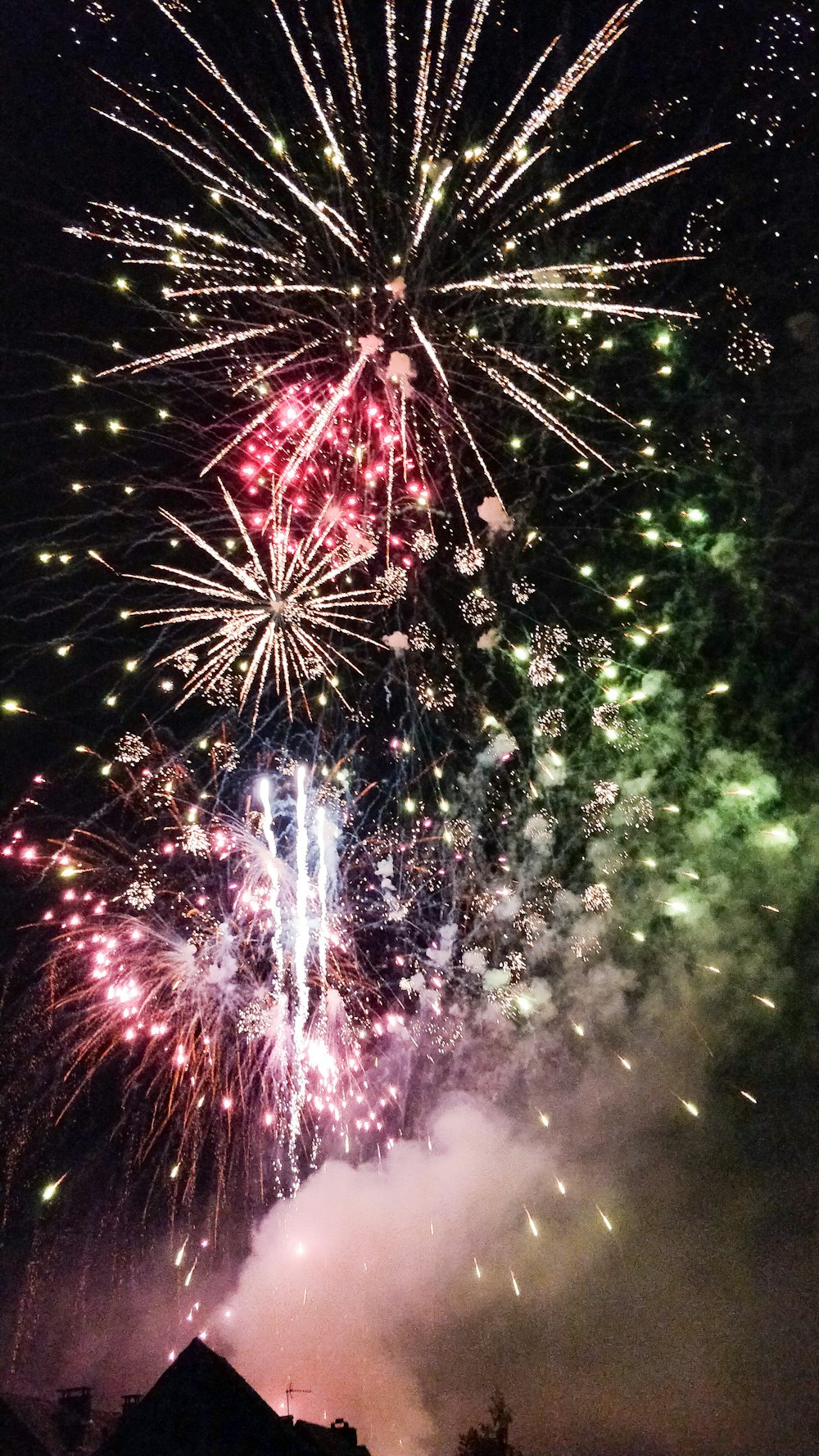 Buntes Feuerwerk in der Nacht