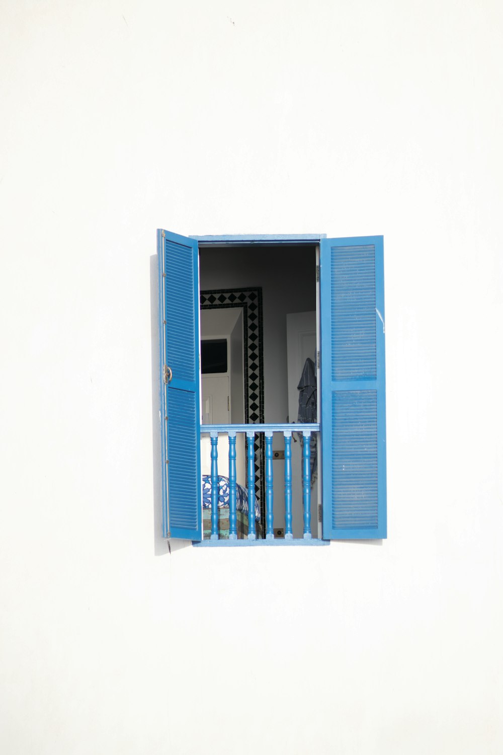 janela de madeira azul aberta
