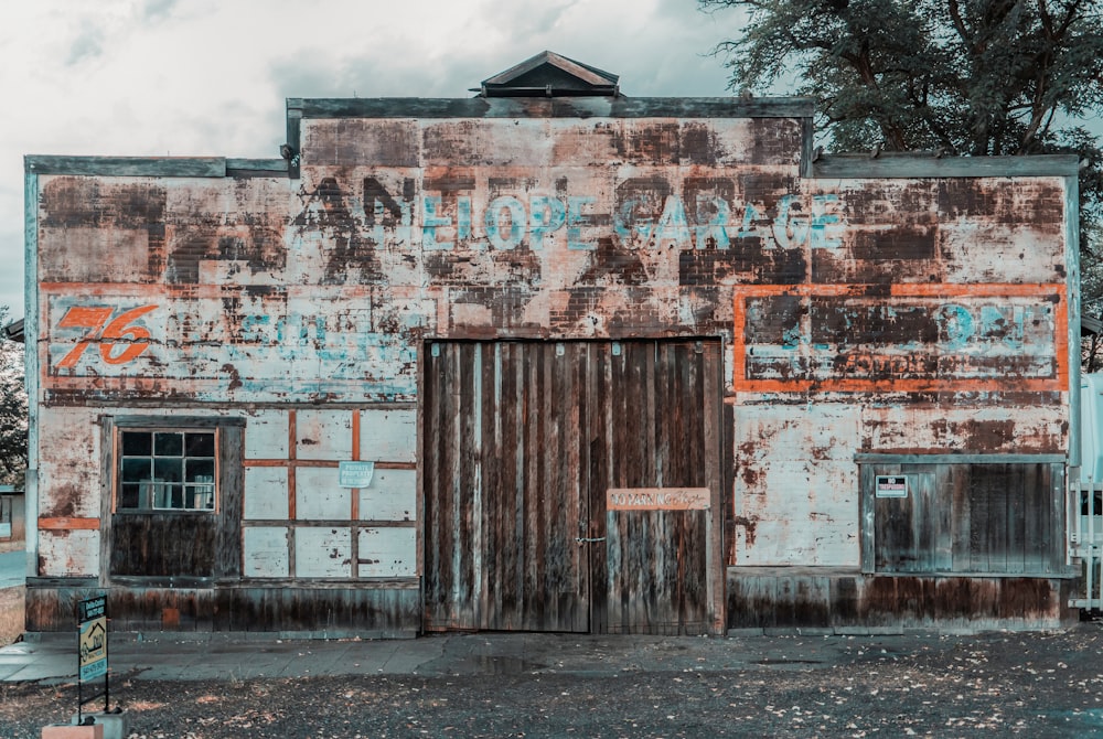 Un antiguo edificio oxidado con una puerta de madera