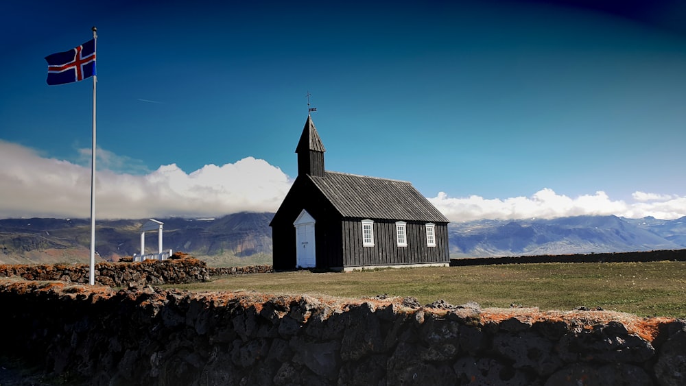 Edifício preto perto da montanha durante o dia