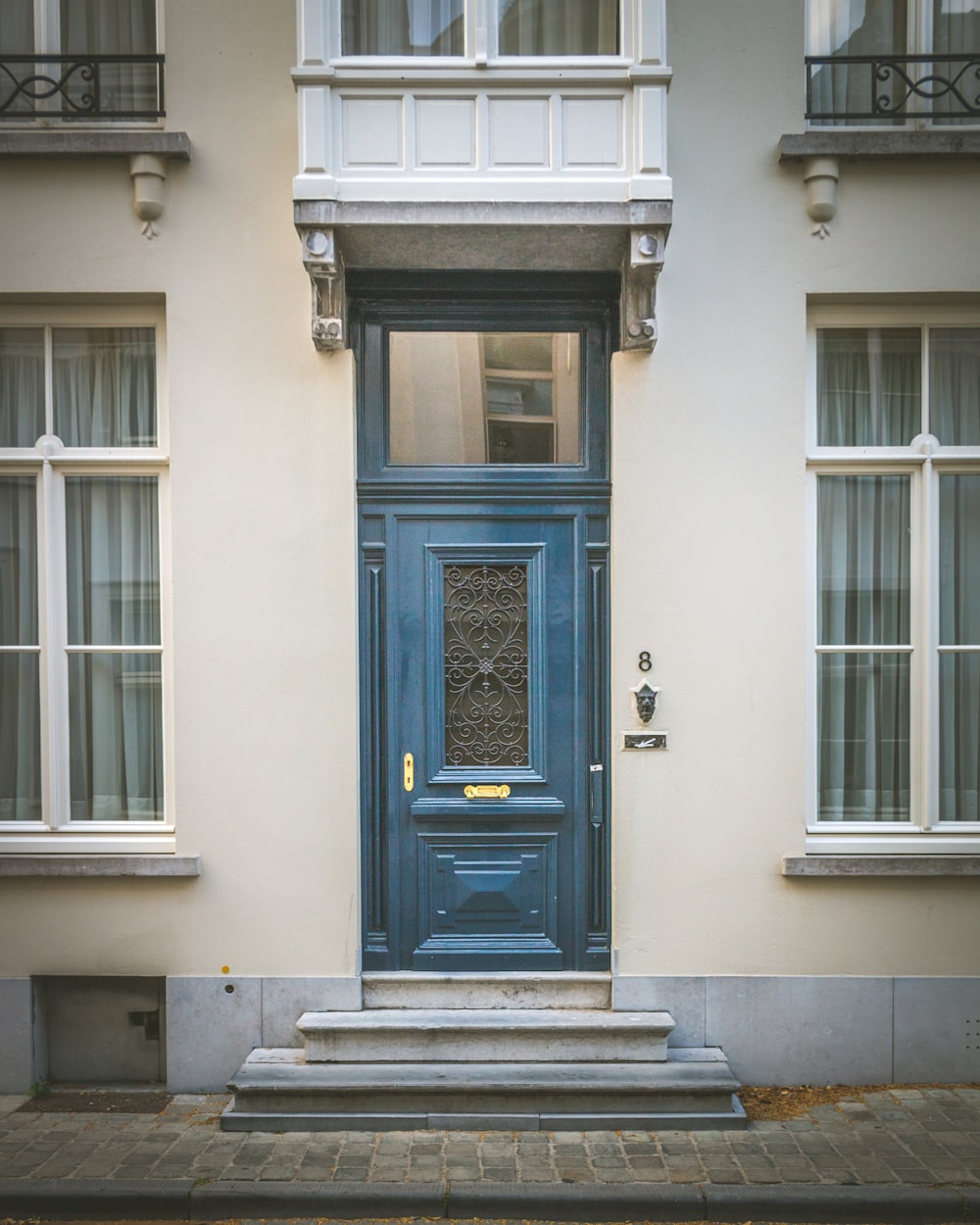 porta de madeira azul fechada