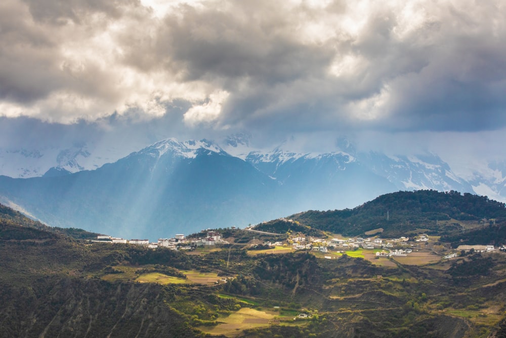 Montanhas sob céu nublado