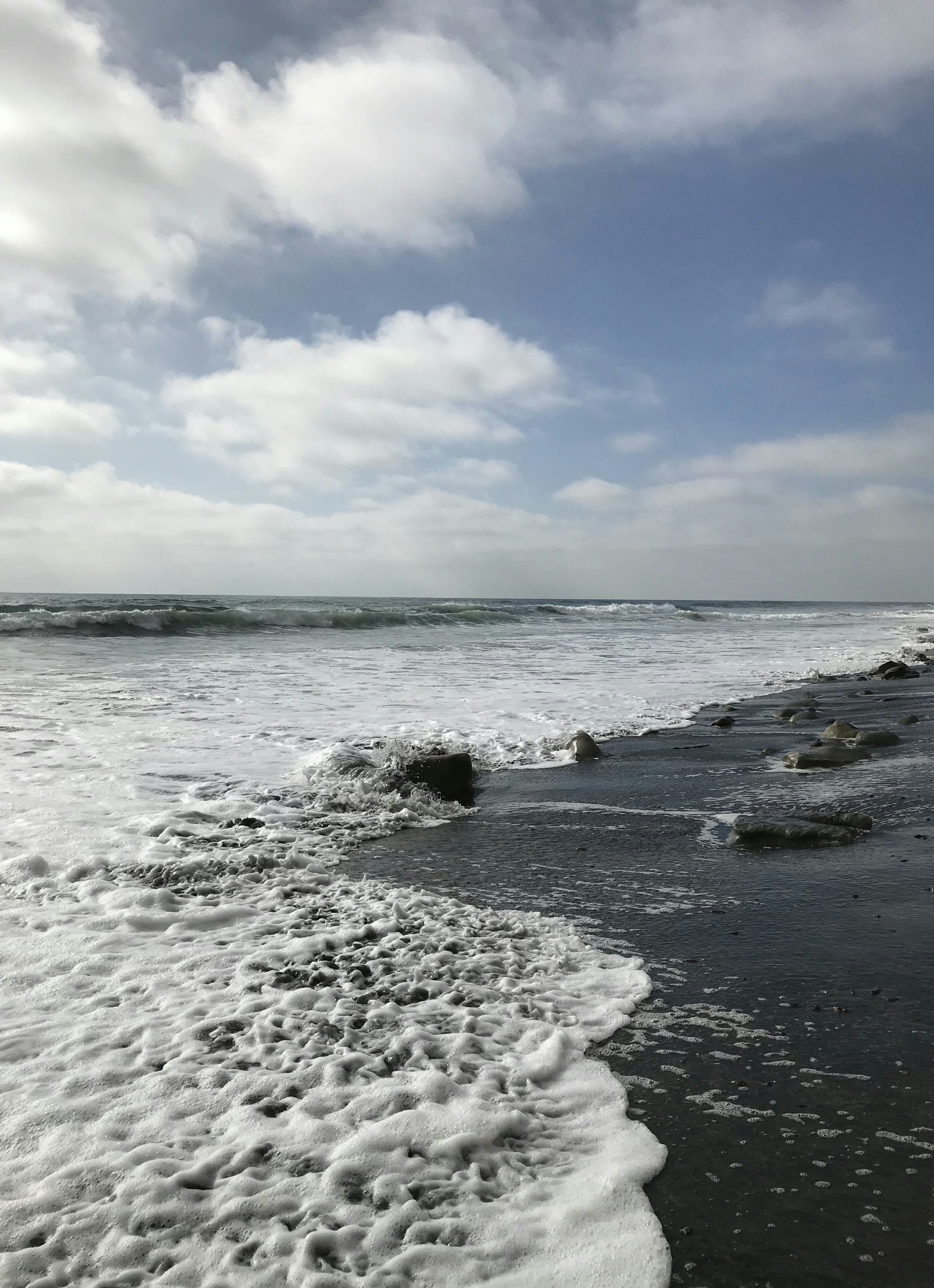 vagues frappant les rochers sur le bord de la mer