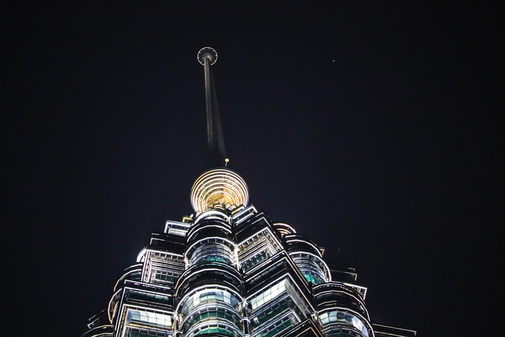 Un edificio muy alto iluminado por la noche