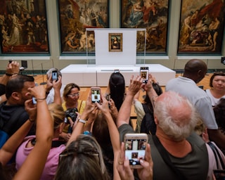 framing with frames for photo composition,how to photograph mona lisa being besieged by hundreds of tourists just waiting for 60 seconds of time in front of this picture. paris picdump #3 louvre; mona lisa painting