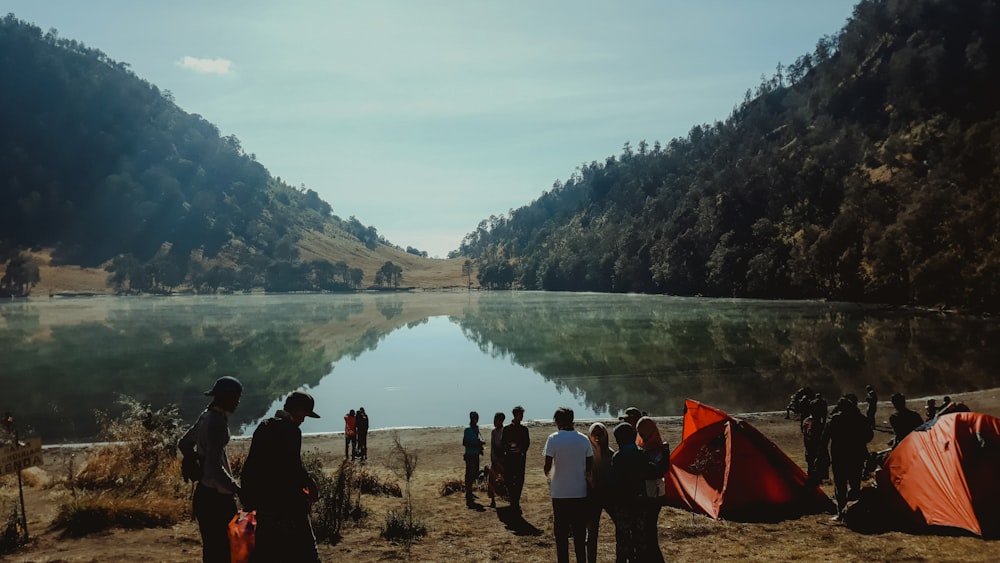 Gente acampando cerca del lago