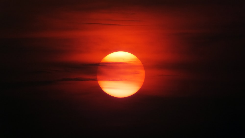 Luna piena durante l'ora d'oro