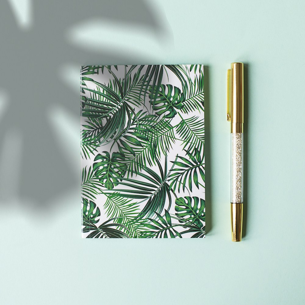 grünes Notizbuch mit Blumenüberzug