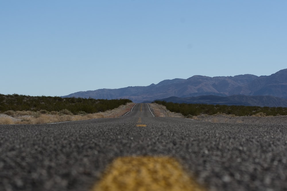 Foto de enfoque selectivo de la carretera