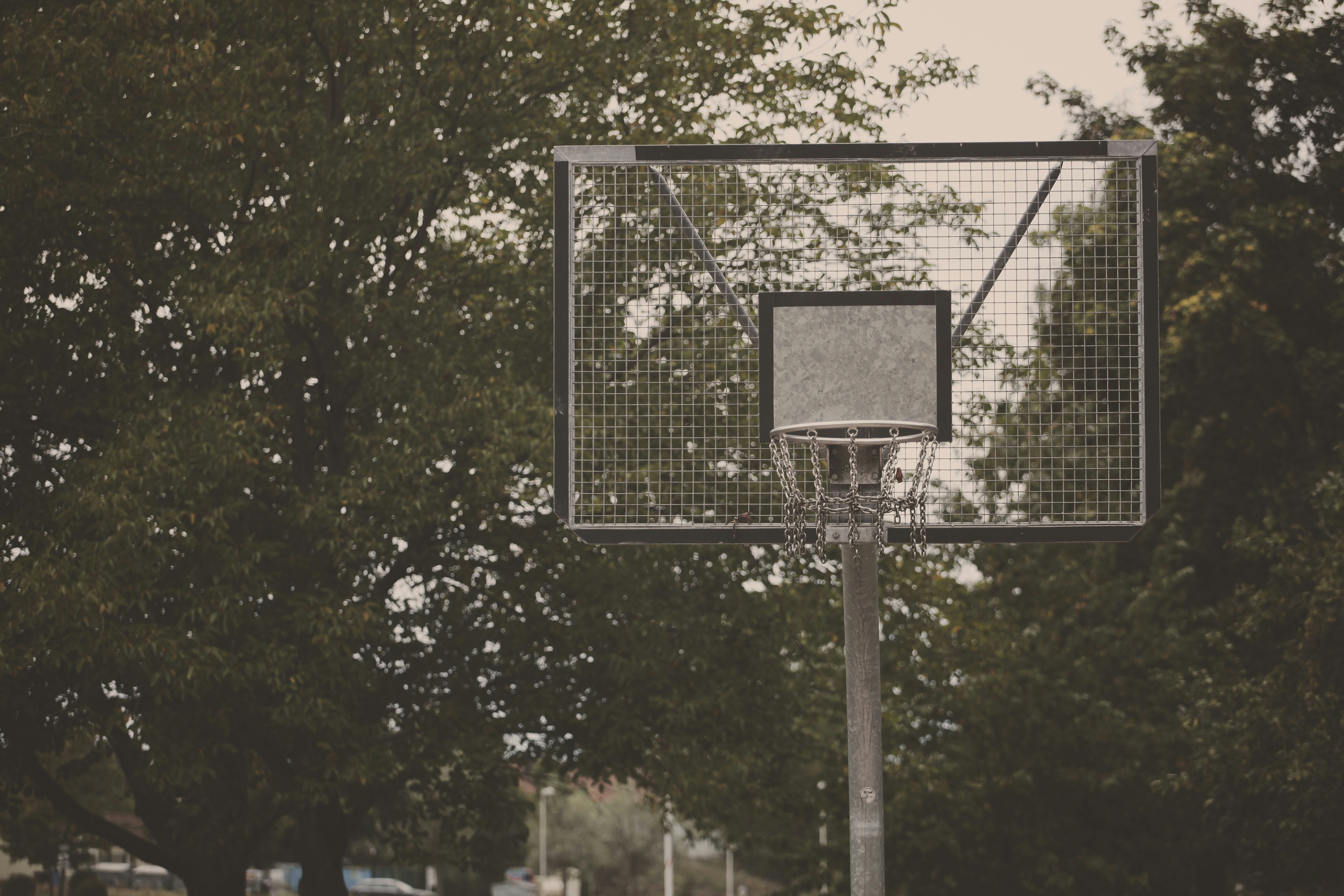 Jugador de baloncesto lanzando un tiro libre en momento de presión